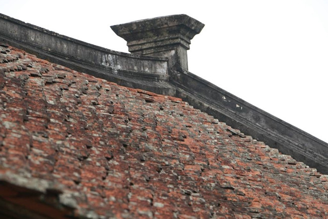 Dù đã hơn 100 năm nhưng mái ngói ngôi nhà vẫn còn tốt dù đi lại trên mái cũng không hề sợ gãy vỡ. Ảnh: Cand