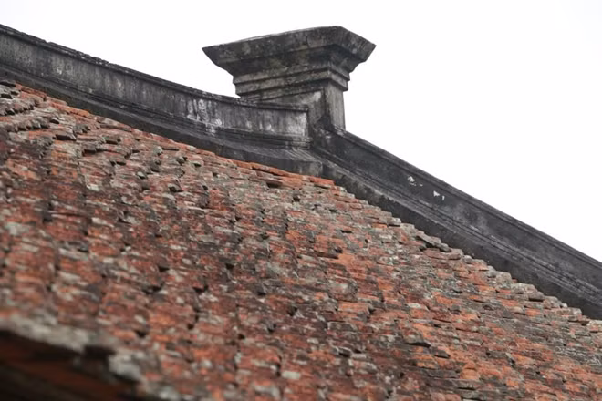 Dù đã hơn 100 năm nhưng mái ngói ngôi nhà vẫn còn tốt dù đi lại trên mái cũng không hề sợ gãy vỡ. Ảnh: Cand