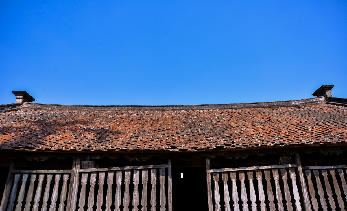 Mái nhà lợp bằng ngói ta theo kiểu bít đốc, hai đầu bờ nóc có đấu vuông giật cấp. Ảnh: Bất động sản Việt Nam