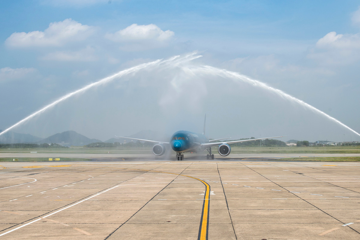 Vietnam Airlines được Skytrax công nhận là Hãng hàng không quốc tế 4 sao và đang nỗ lực vươn tới 5 sao trong thời gian không xa. Hãng trang trị đội tàu bay "khủng" cả về số lượng và chất lượng với tổng cộng gần 100 chiếc. Ảnh: VNA