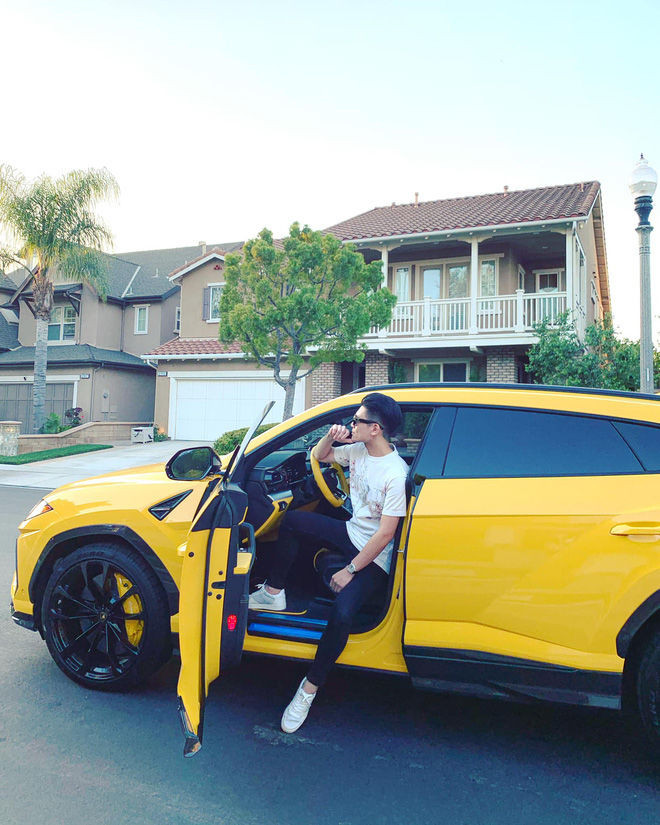 Chiếc xe hay được Đỗ Quang Vinh check-in nhất chính là Lamborghini Urus màu vàng, được mua ở Mỹ và mang về nước. Tại Việt Nam, giá khởi điểm của chiếc Lamborghini này khoảng 22 tỷ đồng. Ảnh: FBNV