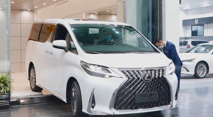 Gần Tết Nguyên đán 2022, Đỗ Quang Vinh tậu chiếc xe MPV hạng sang Lexus LM có giá bán lên đến 8,2 tỷ đồng, chưa bao gồm chi phí ra biển số. Ảnh: Dân Việt