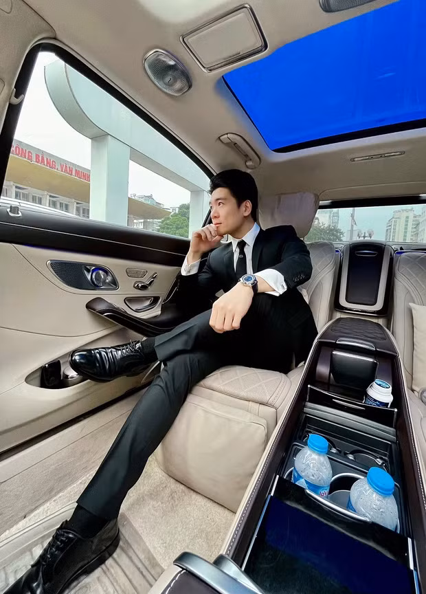Cậu cả nhà bầu Hiển trên chiếc Mercedes-Maybach S 650 giá khoảng hơn 17 tỷ đồng. Ảnh: FBNV