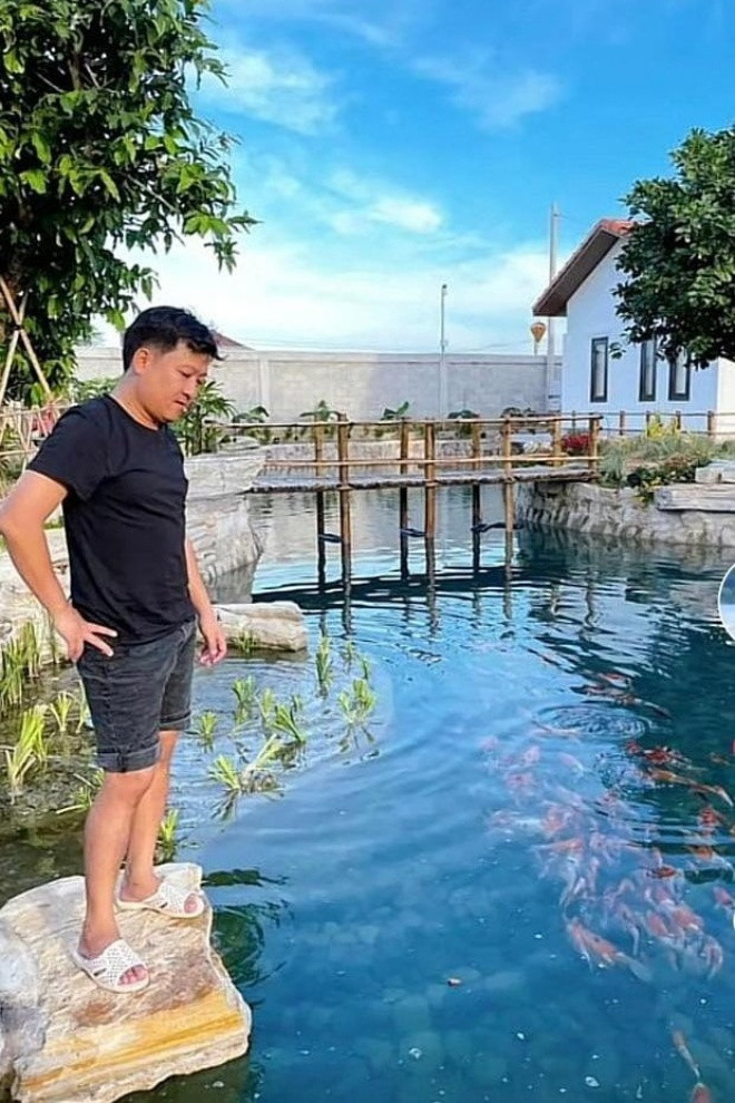 Trong căn biệt thự sân vườn mới tậu, Trường Giang tận dụng khuôn viên rộng lớn để xây dựng một hồ cá Koi. 