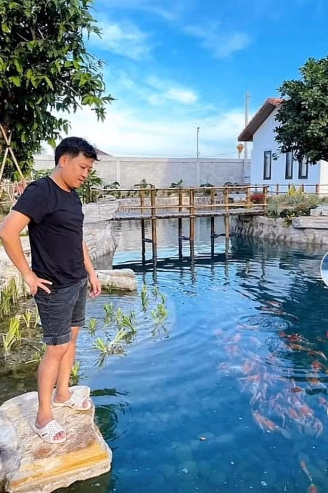 Trong căn biệt thự sân vườn mới tậu, Trường Giang tận dụng khuôn viên rộng lớn để xây dựng một hồ cá Koi. 