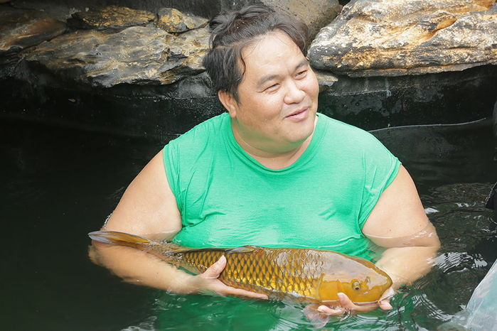 Có niềm yêu thích đặc biệt với cá Koi, nghệ sĩ Hoàng Mập xây dựng hồ cá có giá trị khoảng 5 tỷ đồng trong khuôn viên biệt phủ rộng hơn 1.600m2 của mình.