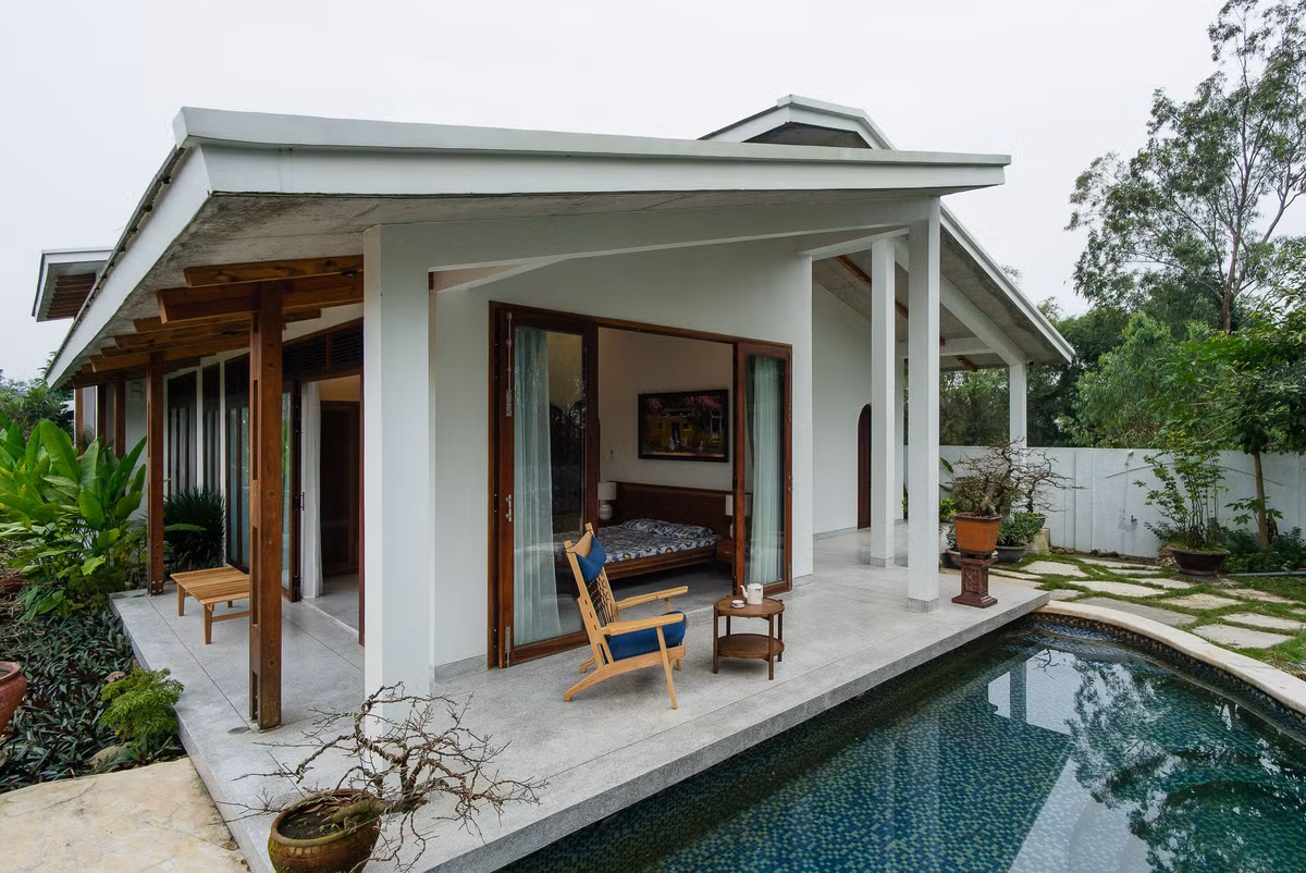 Ngôi nhà có 4 mặt được tiếp xúc với sân vườn. Tất cả các hệ cửa đều mở ra vườn để luôn nhận được ánh sáng tự nhiên.