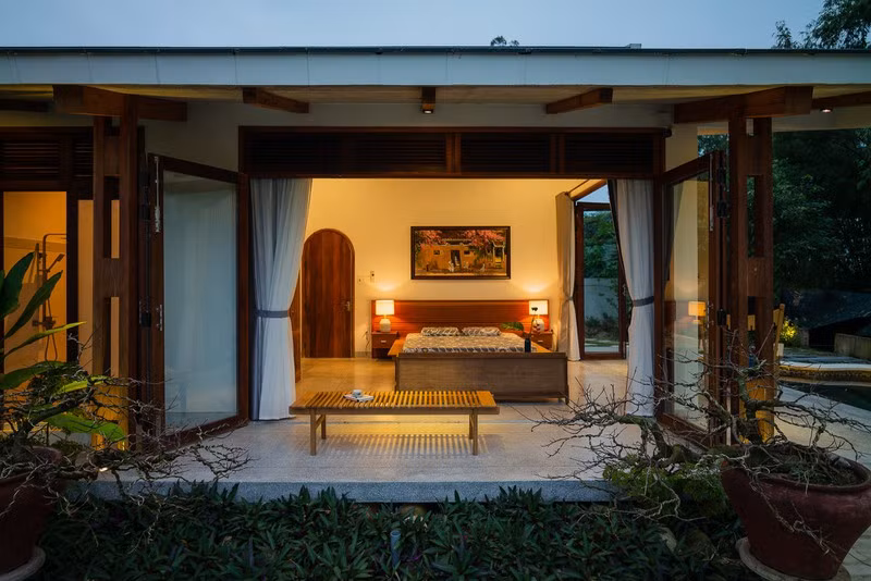 Mỗi khối phòng ngủ có một khoảng đệm hàng hiên với chức năng làm giảm ánh sáng trực tiếp vào bên trong căn nhà. 