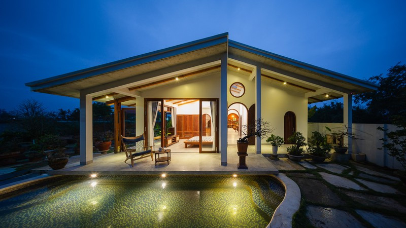 Công trình được bố trí theo cạnh dài về phía cuối khu đất để tạo khoảng sân rộng phía trước.