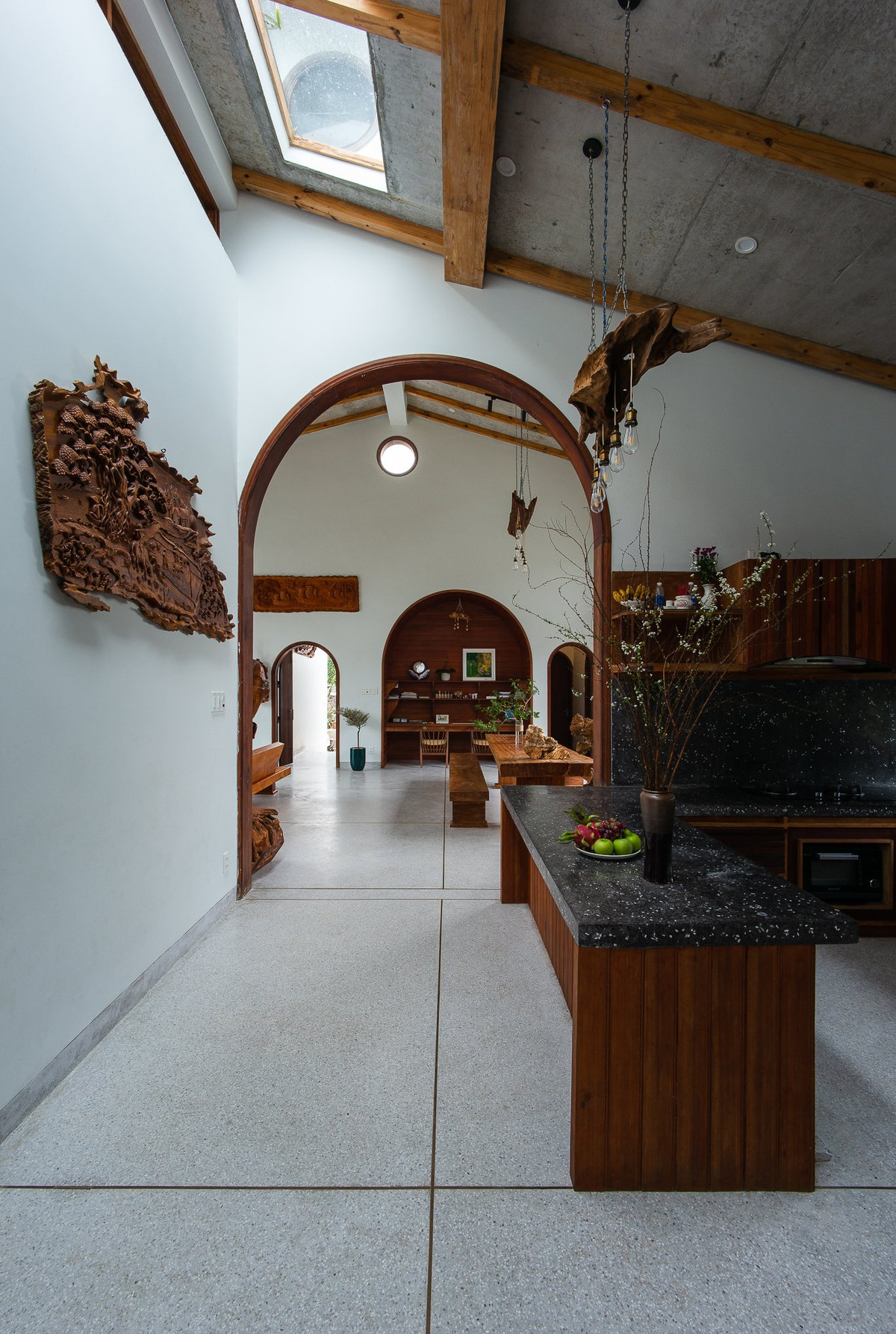 Phòng khách và phòng ăn là khối nhà trung tâm kết nối các không chức năng phụ.