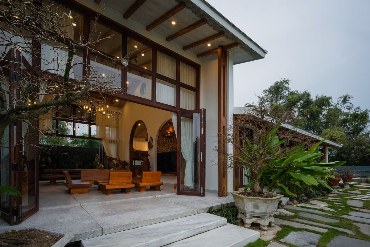 Các không gian chức năng chính được bố trí ở hướng gió chính của ngôi nhà.