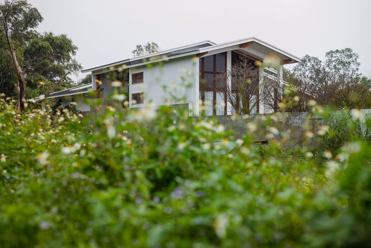 Ben trong ngoi nha cap 4 co be boi dep tua khu nghi duong