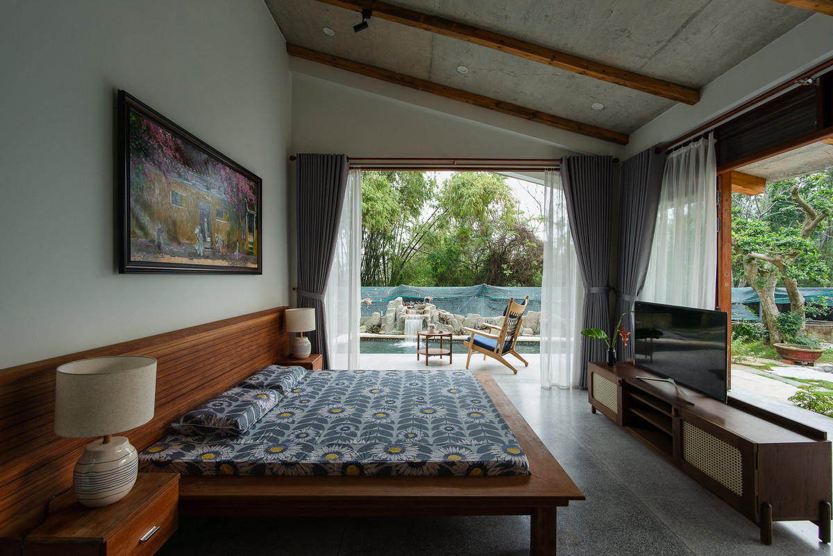 Hồ bơi được bố trí bên cạnh phòng ngủ lớn phía cuối nhà để có được sự riêng tư khi sử dụng.