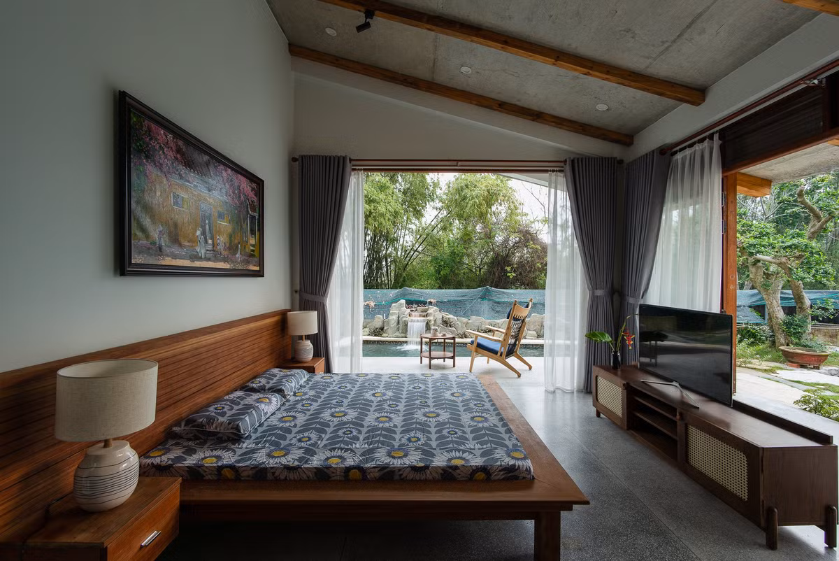 Hồ bơi được bố trí bên cạnh phòng ngủ lớn phía cuối nhà để có được sự riêng tư khi sử dụng.