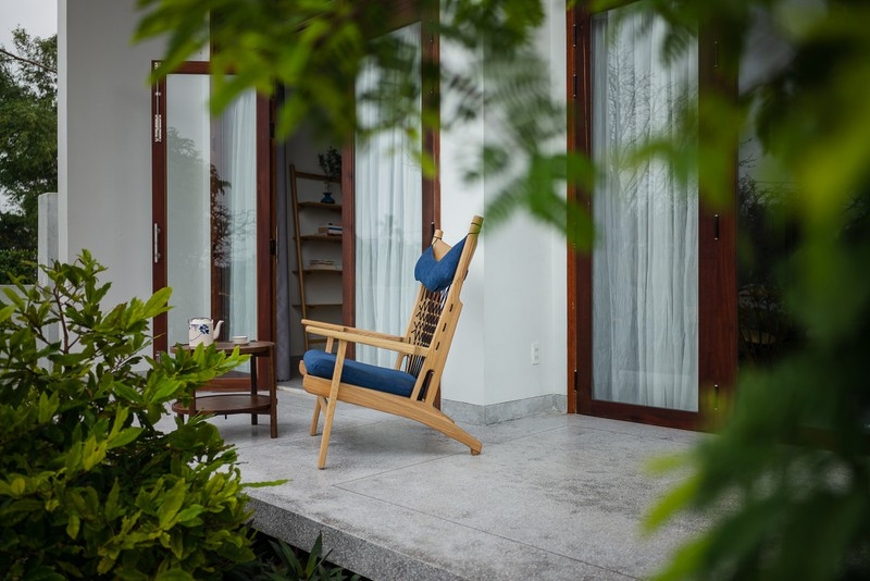 Hàng hiên cũng là góc thư giãn dành riêng cho mỗi thành viên trong gia đình. Nguồn ảnh: Quang Trần