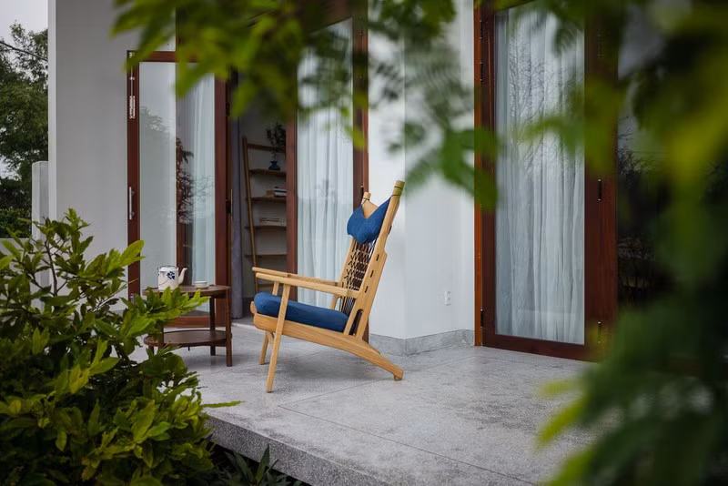 Hàng hiên cũng là góc thư giãn dành riêng cho mỗi thành viên trong gia đình. Nguồn ảnh: Quang Trần