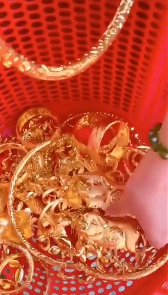 Trước Hoàng Trang, dân mạng từng xôn xao trước một cô dâu miền Tây mang cả rổ vàng ra để bạn bè, người thân, dàn bê tráp mang chụp ảnh cho đẹp. Ảnh: Chụp màn hình video TikTok C