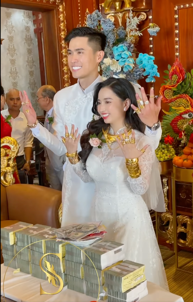 Chưa thể ước tính được tổng số vàng nhưng được biết, số tiền mặt cô dâu – chú rể nhận được trong ngày cưới lên đến 10 tỷ đồng. Ảnh chụp màn hình