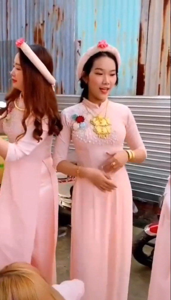 Thấy lượng vàng lớn với đủ loại từ vòng cổ, vòng tay, nhẫn, hoa tai…ai nấy đều háo hức, tranh nhau thử rồi mang khắp người. Ảnh: Chụp màn hình video TikTok C