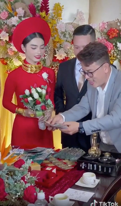 Năm 2021, cộng đồng mạng "tròn mắt" trước hình ảnh cô dâu Cần Thơ đeo hơn 30 cây vàng trong ngày cưới. Ảnh chụp màn hình