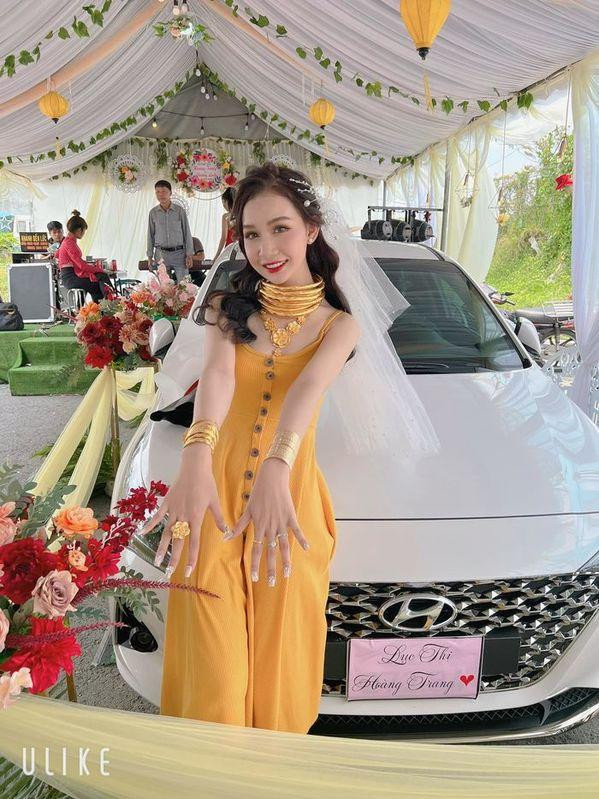Ngoài số trang sức ước tính 500 triệu đồng, cô dâu còn được của hồi môn là chiếc xe hơi đắt đỏ và 1 tỷ tiền mặt làm vốn liếng để 2 vợ chồng làm ăn. Ảnh: FB Hoàng Trang