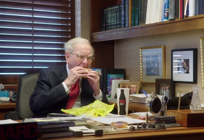 Mặc dù Warren Buffett thuê một đầu bếp riêng chỉ để nấu bữa sáng, nhưng ông thường mua bữa sáng từ Mickey D's trên đường đi làm.