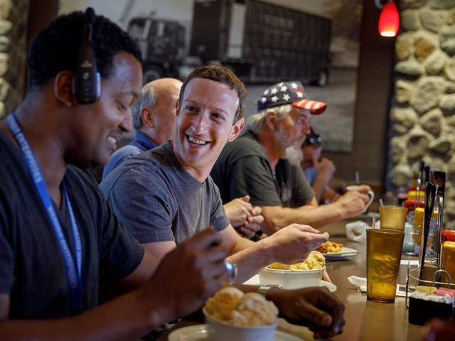 Trong khi đó, Mark Zuckerberg không quá kén chọn thức ăn trong bữa sáng. CEO Facebook thường ăn bất cứ thứ gì mà anh ấy muốn ngày hôm đó.