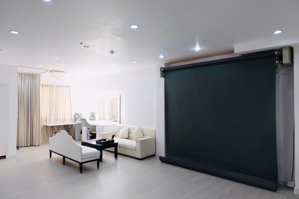 Ngoài ra, trong tòa nhà còn có phòng studio, phòng karaoke...