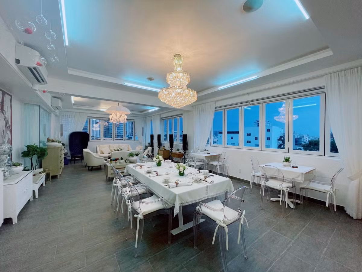 Khu vực bàn ăn bài trí đẹp mắt như trong khách sạn.