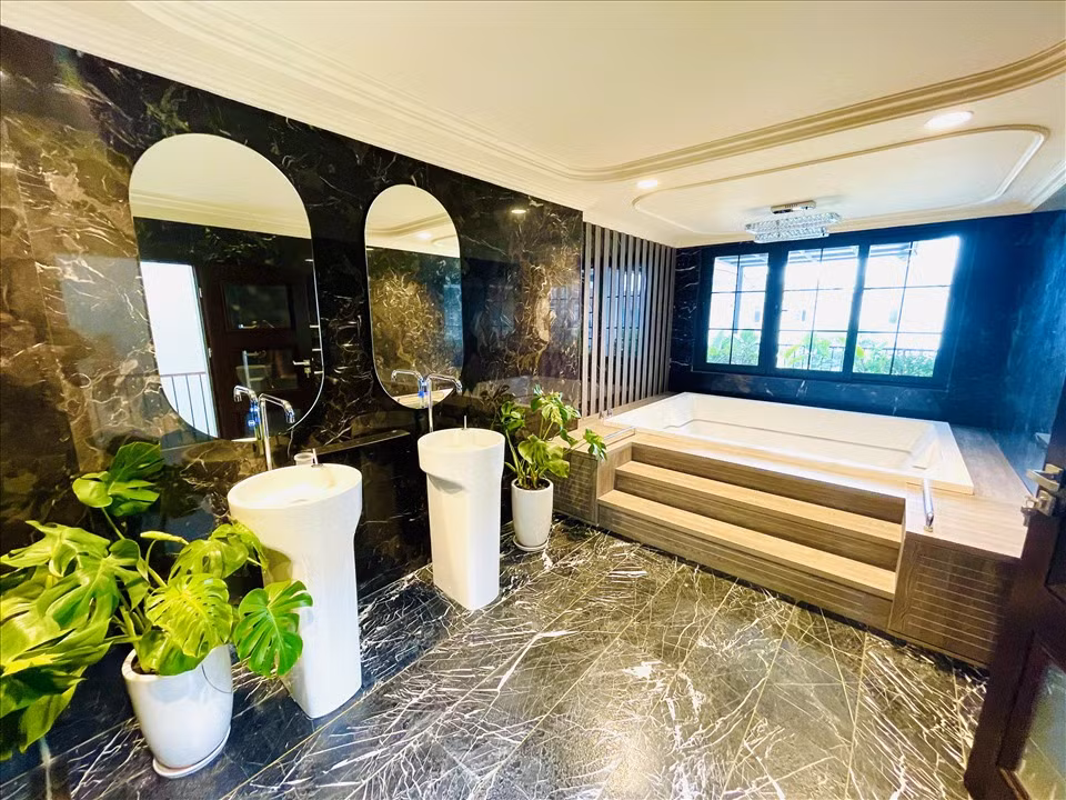 Phòng tắm không khác gì khu nghỉ dưỡng cao cấp. Nguồn ảnh: FBNV