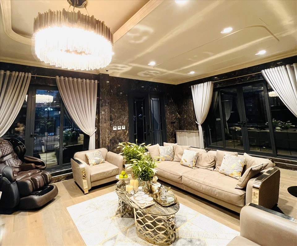 Phòng khách rộng rãi, được trang trí nhiều hoa tươi.