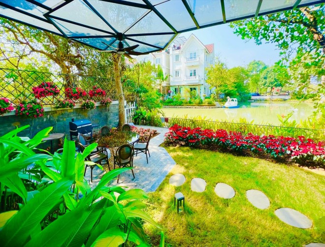 Đặc biệt, căn nhà nhìn ra dòng dông xanh ngắt, thơ mộng.