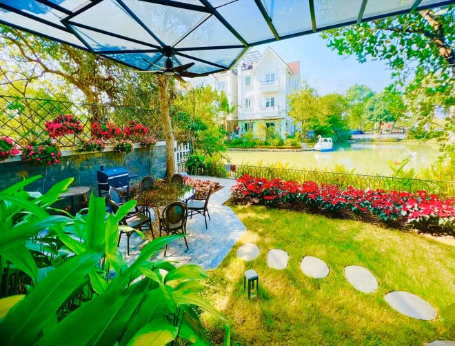 Đặc biệt, căn nhà nhìn ra dòng dông xanh ngắt, thơ mộng.