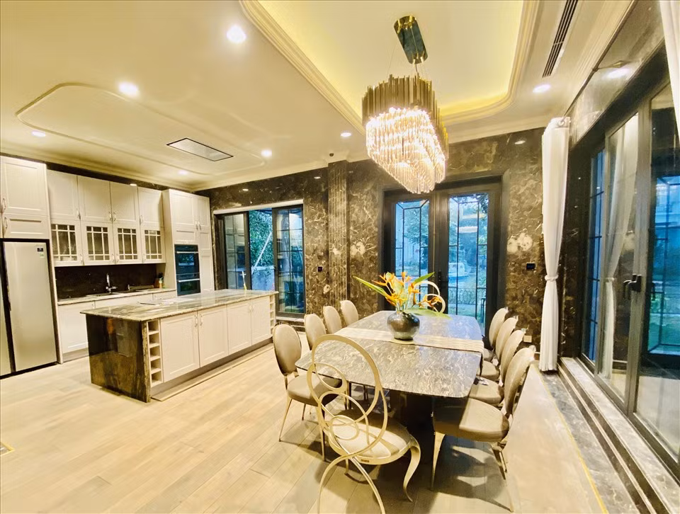 Phòng bếp hiện đại, tiện nghi là nơi Lã Thanh Huyền tự tay chế biến, nấu các món ăn ngon cho chồng con.