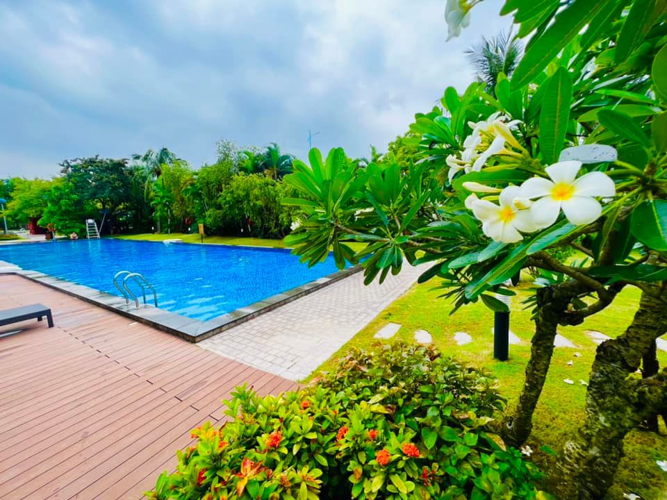 Nếu không nói, ai cũng nghĩ Lã Thanh Huyền và gia đình đang đi chơi ở một khu nào khác chứ không phải nhà của mình.