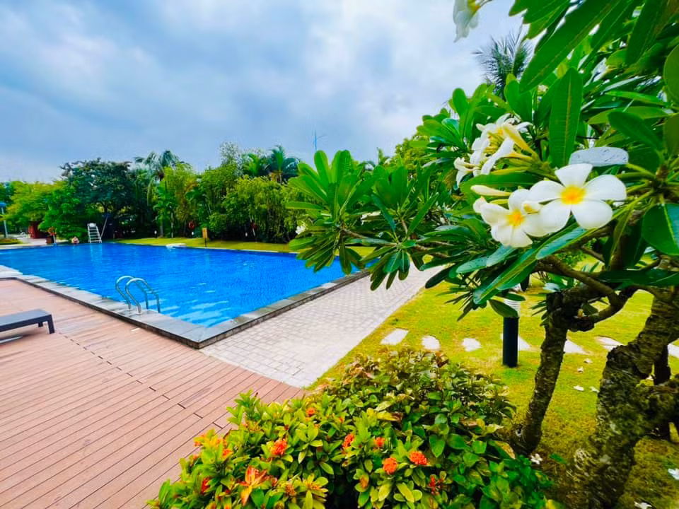 Nếu không nói, ai cũng nghĩ Lã Thanh Huyền và gia đình đang đi chơi ở một khu nào khác chứ không phải nhà của mình.