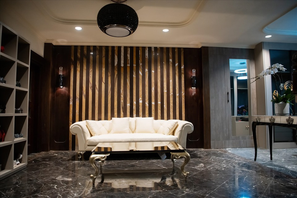 Nữ diễn viên còn có căn phòng rộng để trang phục, túi xách.