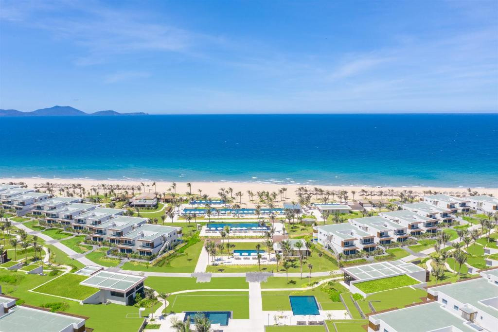 Alma Resort nằm trên 30ha bờ biển của Cam Ranh, là nơi nghỉ dưỡng sang trọng, tiện nghi cho các gia đình.