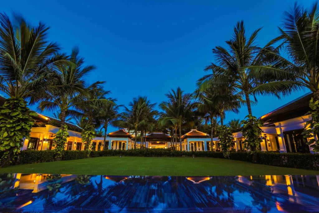 Du khách có thể dành cả ngày để thư giãn bên cạnh một trong 3 hồ bơi hay đi dạo qua các khu vườn.