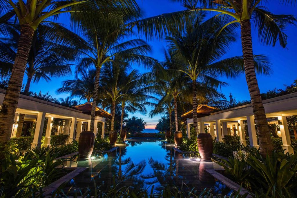 Resort 5 sao này có 3 hồ bơi ngoài trời, trung tâm thể dục, sân tennis và khu bãi biển riêng.