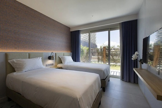 Các phòng ngủ đầy đủ tiện nghi và hướng ra biển.