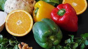 Trong khi đó có rất nhiều loại rau củ quả chứa nhiều vitamin C hơn như ớt chuông đỏ chứa 250mg/100g. Súp lơ cũng có vitamin C cao gấp đôi cam (120mg/100g).