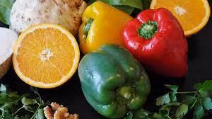 Trong khi đó có rất nhiều loại rau củ quả chứa nhiều vitamin C hơn như ớt chuông đỏ chứa 250mg/100g. Súp lơ cũng có vitamin C cao gấp đôi cam (120mg/100g).