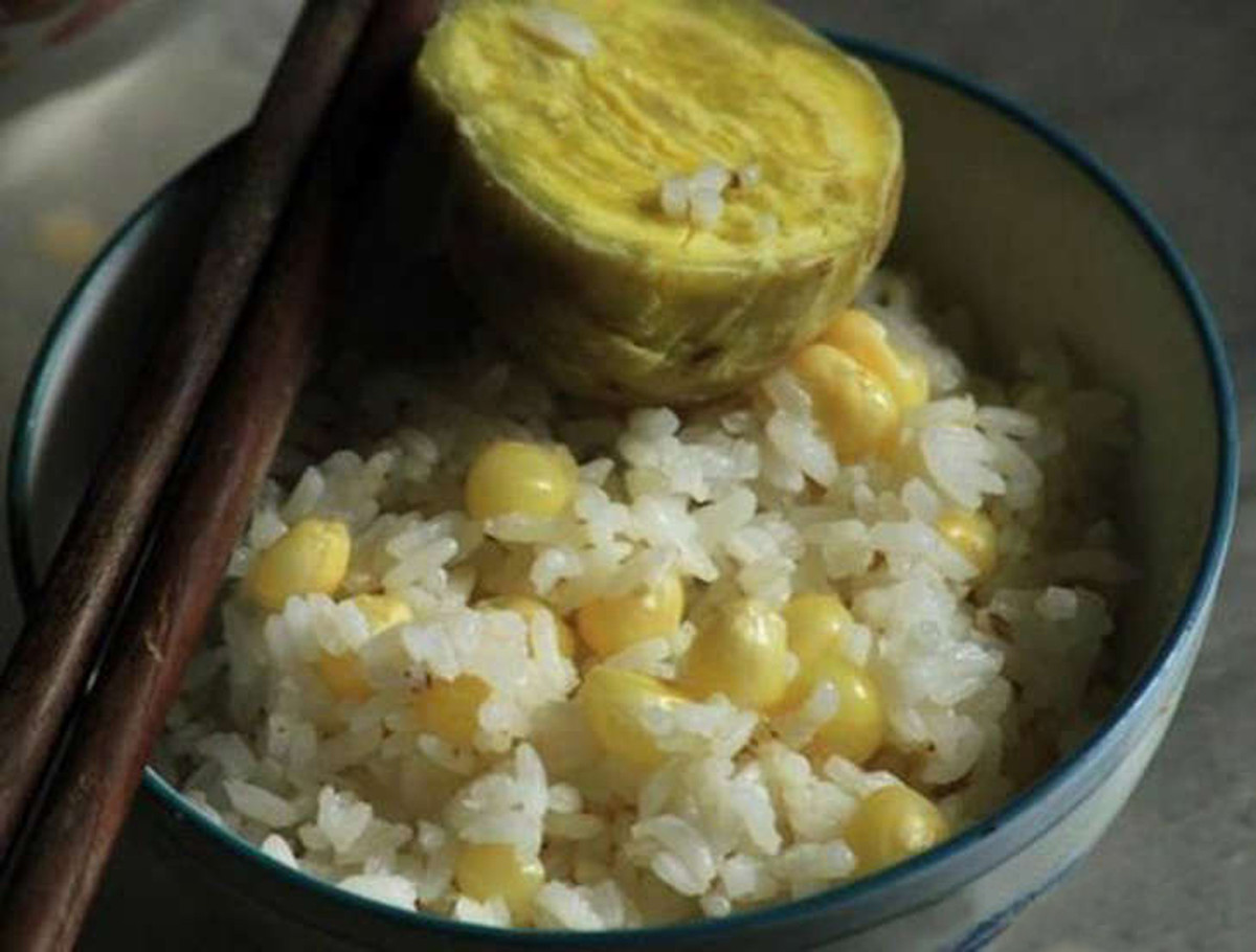 Tại một số quán bán cơm trộn sắn, mỗi niêu cơm kiểu này có giá từ 45.000 - 55.000 đồng. Baobaclieu