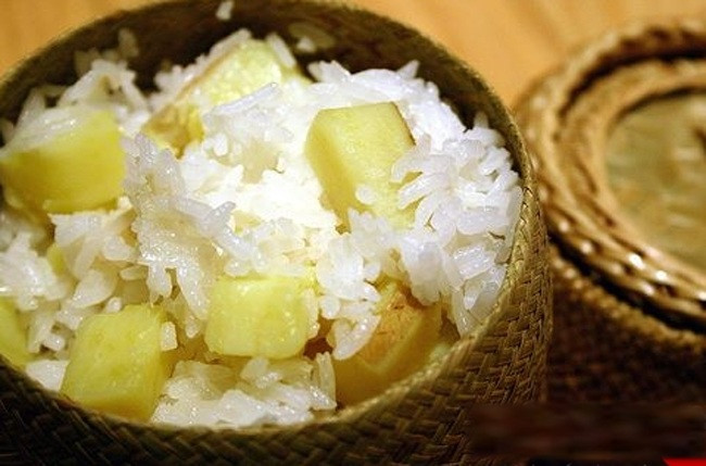 Các chủ cửa hàng cho biết, món cơm độn khoai sắn đắt khách hơn khi vào mùa đông, thường đến đầu giờ chiều là hết sạch. Khách đến muộn sẽ phải đợi đến hôm sau. Ảnh: Facebook