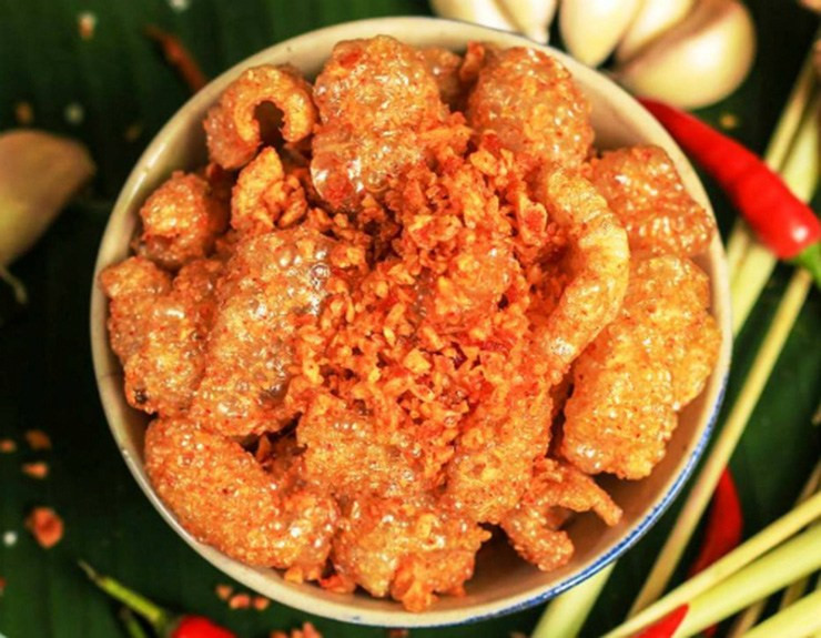 Bì heo chiên giòn được đóng thành từng hộp 50g, 20g...rồi rao bán trên chợ mạng và sàn thương mại điện tử. Có những ngày đông khách, các tiểu thương còn không làm kịp, phải hẹn khách sang hôm sau. Ảnh: Facebook