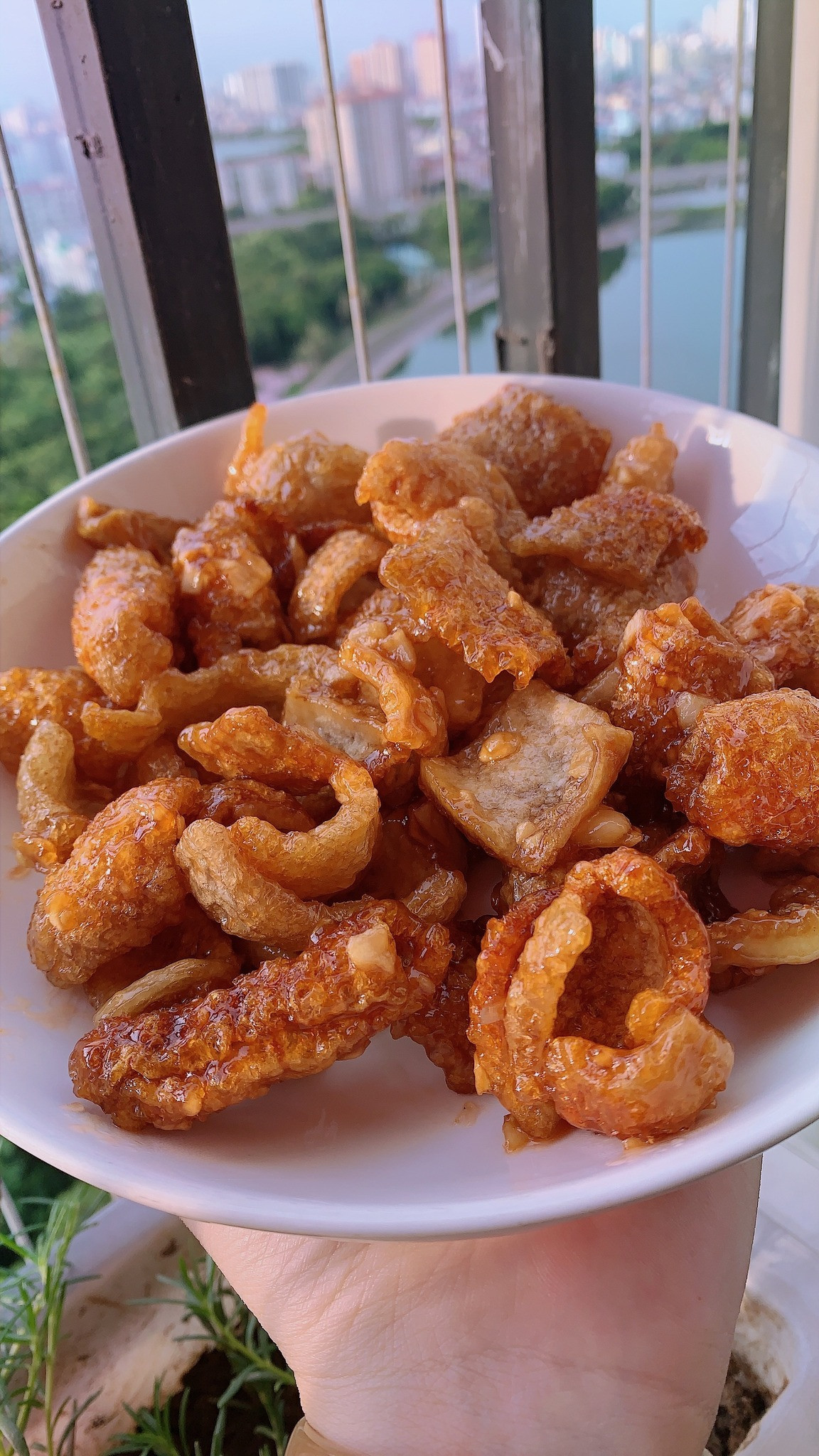 Đặc biệt, bì heo chiên giòn, bì heo chiêm mắm hành hay bì heo cháy tỏi đang là mặt hàng hút khách trên chợ mạng dù giá lên tới 350.000 đồng/kg. Ảnh: Facebook