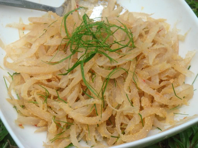 Tuy nhiên, giờ đây, bì lợn lại trở thành đặc sản, có thể chế biến thành nhiều món ăn ngon như nộm, nguyên liệu cho nem nắm, xào hành tỏi...Ảnh: Internet