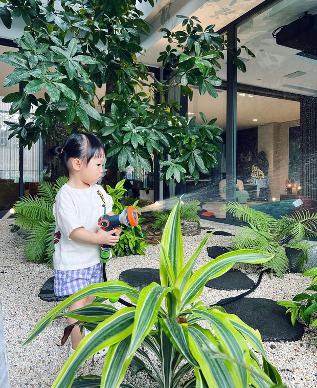 Mới đây, trên Instagram cá nhân của ái nữ Suchin đăng tải dòng trạng thái đầy hài hước: "Mới đầu tuần mà nhà bao việc rồi, bận quá cô chú ơi". Ảnh: Instagram