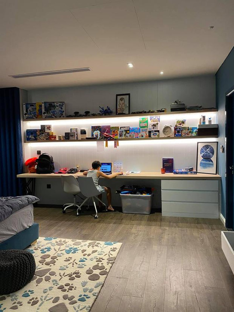 Phòng ngủ của Subeo có một chiếc bàn học và giá sách lớn để tha hồ bày biện sách vở và đồ chơi. Ảnh: FBNV